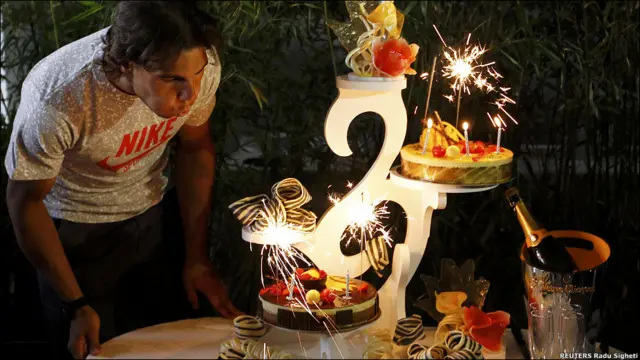 А ось таким яскравим і апетитним тортом іспанський тенісист Рафаель Надаль святкував свій день народження під час цьогорічного тенісного турніру у Франції. 