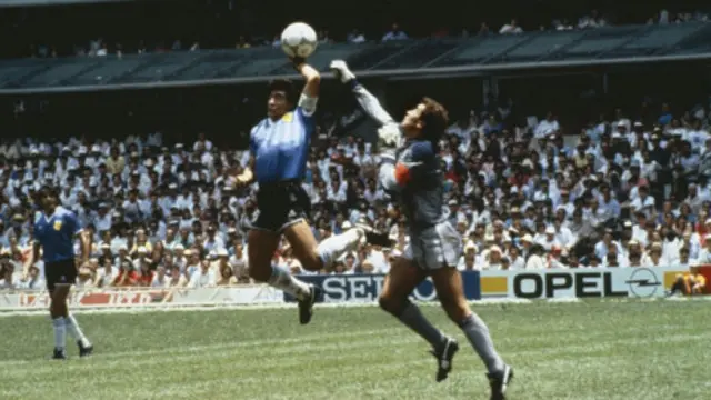 Gol Tangan Tuhan oleh Maradona