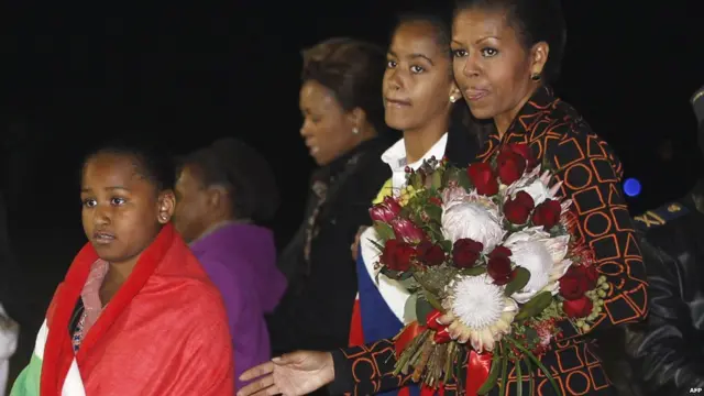 وصول قرينة اوباما وابنتيها إلى جنوب افريقيا