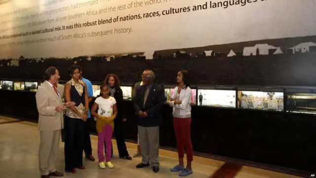 زيارة عائلة اوباما إلى متحف في جوهانسبورغ