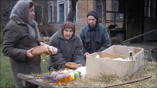 Покинуте село Партизанське на Сумщині. У селі проживає всього кілька людей. Продукти і пошту їм двічі на місяць привозить на возі голова сільради. Єдина дорога пролягає через болота. Іншим транспортом туди не дістатися. 