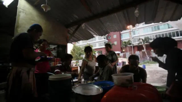 Banyak pekerja pendatang dari Indonesia mendapatkan pekerjaan di lokasi proyek konstruksi