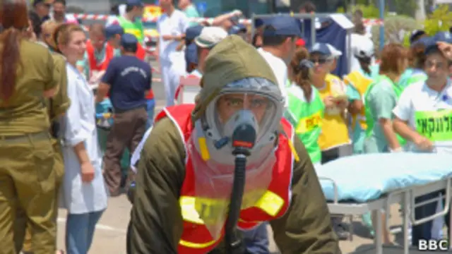 Израильтянин в защитной маске и костюме (фото Евгения Совы)