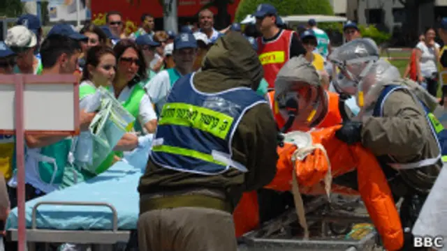 Израильские медики тренируются оказывать помощь пострадавшим от химического нападения