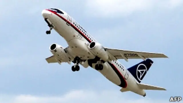 Авиалайнер SuperJet на авиасалоне в Ле Бурже