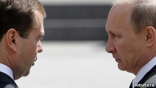 Путин и Медведев смотрят друг на друга