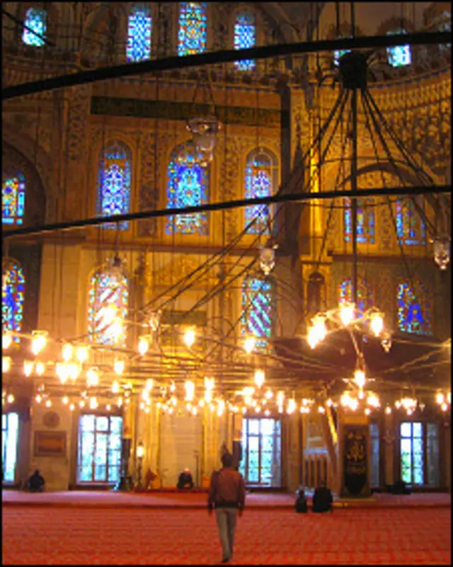 Турк мактабларида талабалар қўшимча диний таълим берилмагани, аммо ўқитувчилари ўз диний турмуш тарзлари билан уларга ўрнак бўлишганини айтишади