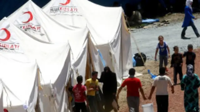 Sebagian pengungsi Suriah menyeberang ke Turki, tetapi sebagian besar bertahan di penampungan di dekat perbatasan.