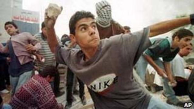 Jovem palestino atira pedras contra israelenses em 1998 (arquivo/AP)