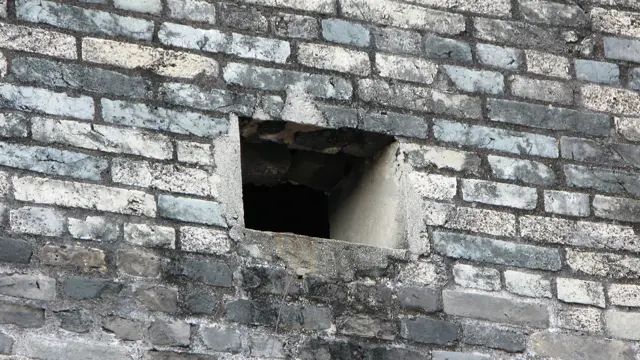 香港辛亥革命遗迹：元朗下白泥碉堡上的看哨洞口