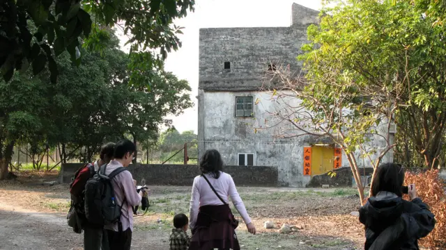 香港辛亥革命遗迹：元朗下白泥碉堡外游人在拍照