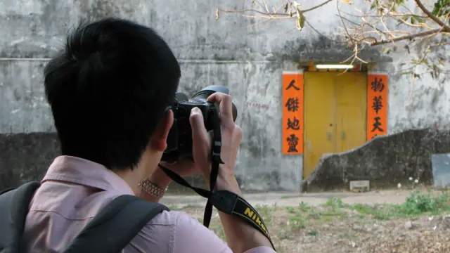 香港辛亥革命遗迹：元朗下白泥碉堡外游人在拍照