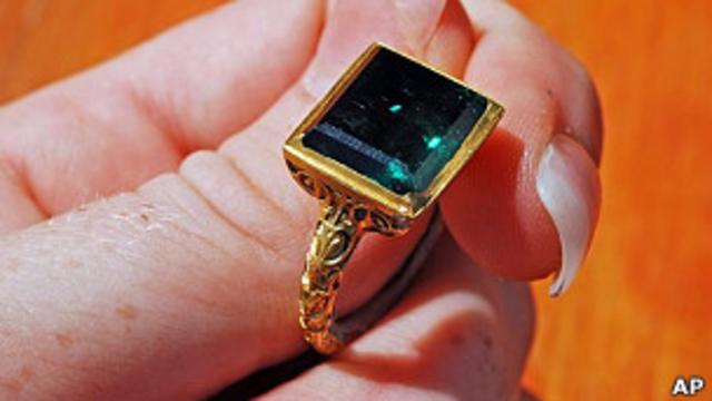 El anillo de medio mill n de d lares que surgi de las aguas de