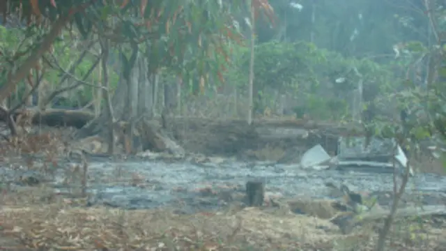 Rumah yang terbakar di dekat ibukota Peru, Lima.
