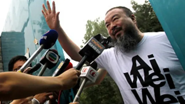 Ai Weiwei di luar rumahnya, 23 Juni 2011