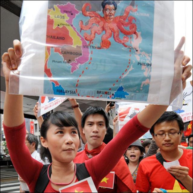 Khoảng 200 người Việt Nam sinh sống tại Nhật đã tuần hành trên các đường phố ở thủ đô Tokyo hôm thứ Bảy 25/6 để biểu tình phản đối Trung Quốc quanh tranh chấp biển Đông. Tin nói cũng xảy ra một cuộc biểu tình tương tự ở Pháp.