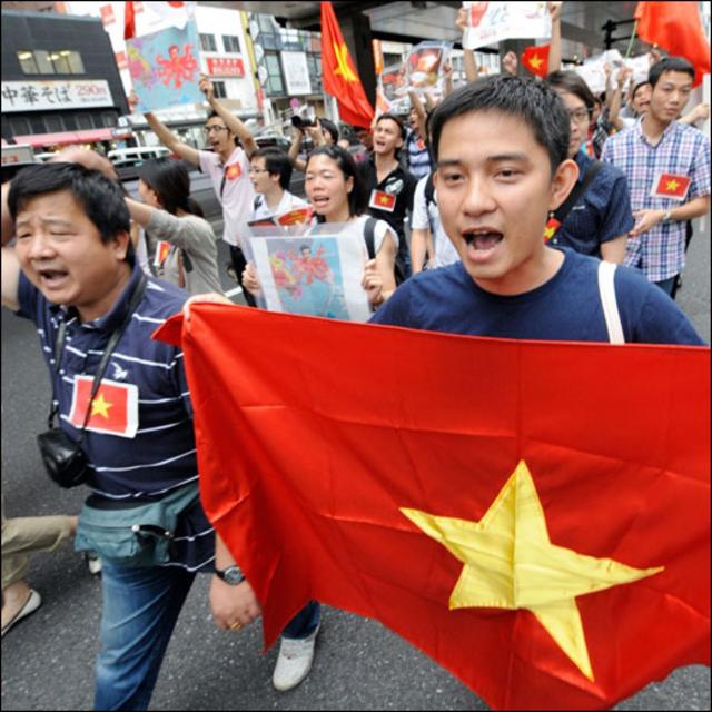 Mang theo cờ Việt Nam và các biểu ngữ phản đối, những người biểu tình hô vang “Đừng giết Ngư dân Việt Nam” bằng tiếng Nhật. 
