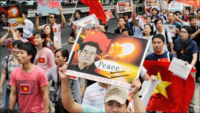 Những người tổ chức, xưng danh bằng tiếng Nhật là ‘Hội người Việt Nam Bảo vệ Hòa bình ở biển Đông’, nói đây là lần đầu tiên người Việt sống tại Nhật có cuộc biểu tình ở nước này.
