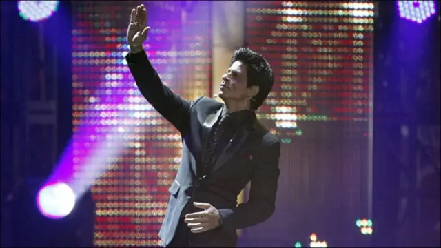 بھارت کے مقبول اداکار شاہ رخ خان کو آئیفا تقریب میں لائف ٹائم اچیومنٹ ایوارڈ سے نوازیا گیا۔مائی نیم از خان میں اداکاری کے لیے شاہ رخ خان کو بہترین اداکار اور کرن جوہر کو بہترین ہدایت کار کا ایوارڈ ملا ہے۔