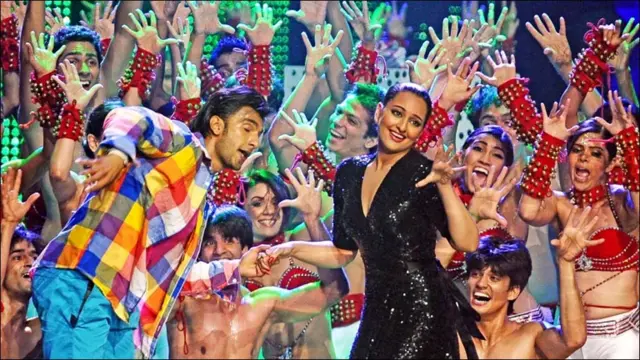 اداکارہ سوناکشی سنہا اور اداکار رنبیر سنگھ ایک گانے پر رقص کر رہے ہیں۔ اداکارہ سوناکشی کو فلم دبنگ میں بہترین ڈیبیو اداکارہ کا ایوارڈ دیا گیا جب کہ رنبیر سنگھ کو بھی بہترین ڈیبیو اداکار کا ایوارڈ دیا گیا۔
