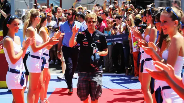 Juara bertahan Sebastian Vettel dari Red Bull melewati karpet mereah menjelang parade pembalap. 