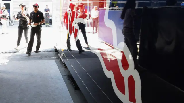 Pembalap McLaren Lewis Hamilton melenggang menuju parade pembalap menjelang start hari Minggu (26/6) di Grand Prix F1 Eropa di Valencia, Spanyol.