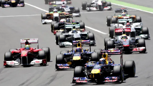 Sebastian Vettel berusaha mempertahankan posisi terdepan dari pembalap saingannya di sirkuit Valencia. 