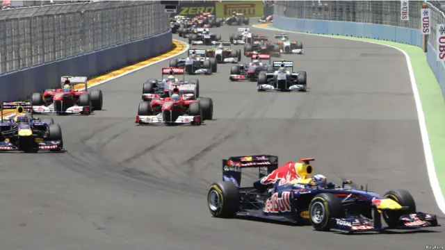 Sebastian Vettel menikung di sirkuit Valencia