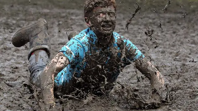 Мальчик в грязи