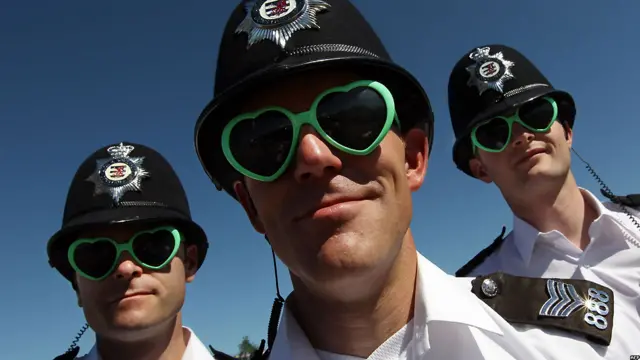 Полицейские в очках