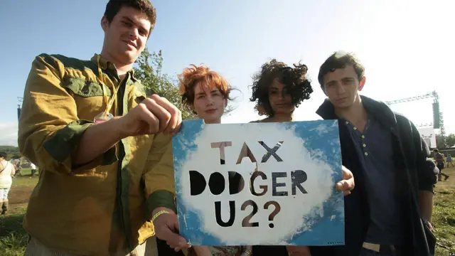 Активисты протестуют из-за U2 
