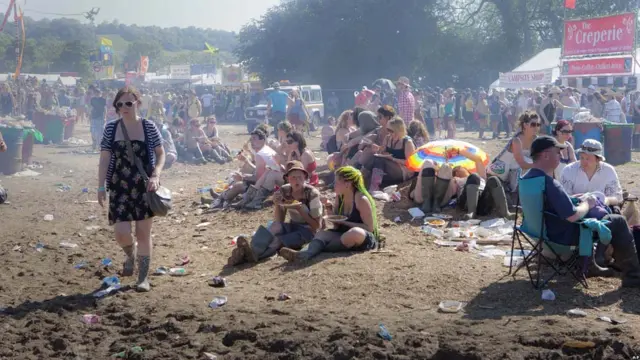 Посетители загорают 