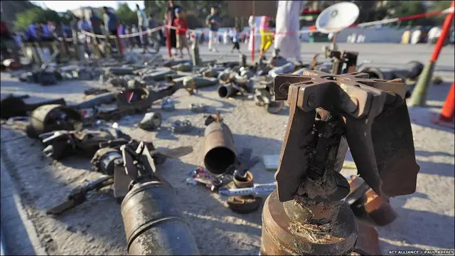 لیبیا کے شہر مصراتہ میں حکومت اور باغیوں کے درمیان لڑائی کے بعد گلی اور کوچوں میں چلے ہوئے اور ناکارہ بموں کے انبار لگے ہوئے ہیں۔