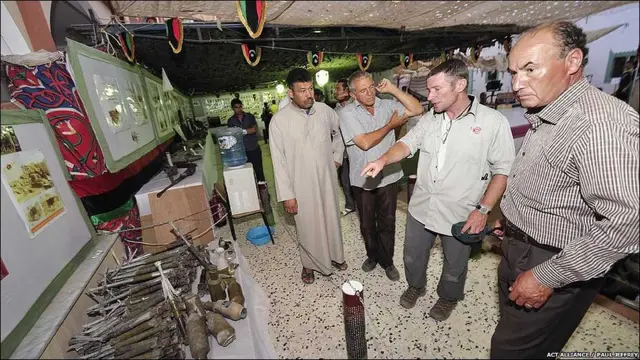 لیبیا کے شہر مصراتہ میں حکومت اور باغیوں کے درمیان لڑائی کے بعد گلی اور کوچوں میں چلے ہوئے اور ناکارہ بموں کے انبار لگے ہوئے ہیں۔