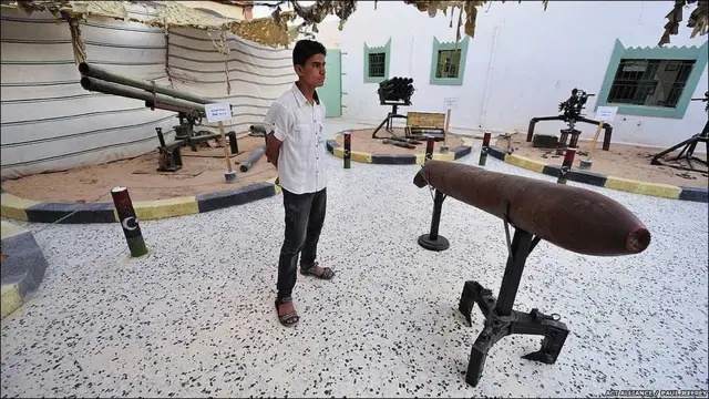 لیبیا کے شہر مصراتہ میں حکومت اور باغیوں کے درمیان لڑائی کے بعد گلی اور کوچوں میں چلے ہوئے اور ناکارہ بموں کے انبار لگے ہوئے ہیں۔