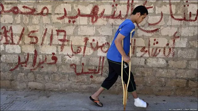 لیبیا کے شہر مصراتہ میں حکومت اور باغیوں کے درمیان لڑائی کے بعد گلی اور کوچوں میں چلے ہوئے اور ناکارہ بموں کے انبار لگے ہوئے ہیں۔