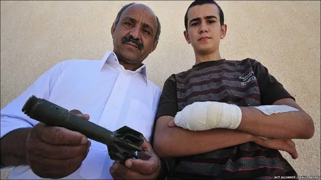 لیبیا کے شہر مصراتہ میں حکومت اور باغیوں کے درمیان لڑائی کے بعد گلی اور کوچوں میں چلے ہوئے اور ناکارہ بموں کے انبار لگے ہوئے ہیں۔