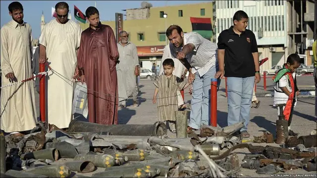 لیبیا کے شہر مصراتہ میں حکومت اور باغیوں کے درمیان لڑائی کے بعد گلی اور کوچوں میں چلے ہوئے اور ناکارہ بموں کے انبار لگے ہوئے ہیں۔