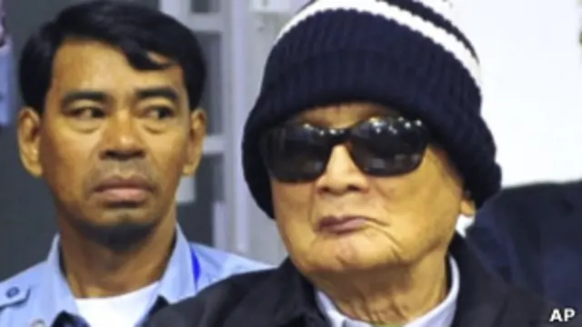 Cựu phó Chủ tịch Đảng Nuon Chea của Khmer Đỏ (phải)