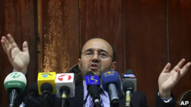 عبدالقدیر فطرت پس از اوج گرفتن پرونده کابل بانک به آمریکا رفت و در همان جا استعفای خود را اعلام نمود