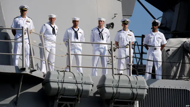 Personel AL AS berada di atas kapal perang yang mereka awaki di perairan Filipina. (Foto:AFP)