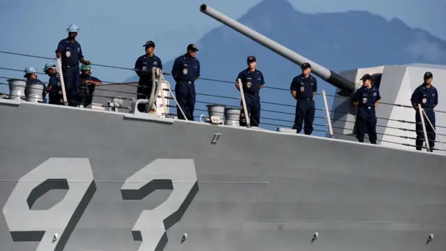 Personel AL AS berada di atas kapal perang yang mereka awaki di perairan Filipina. (Foto:AFP)