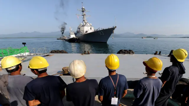 Kapal-kapal perang canggih milik AS menjadi tontonan pekerja dan warga setempat. (Foto:AFP)
