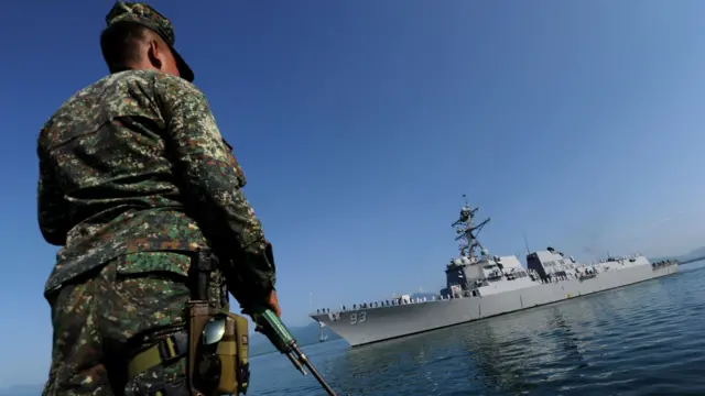 Seorang tentara Filipina mengawasi kapal perang Amerika USS Chung Hoon (Foto:AFP)