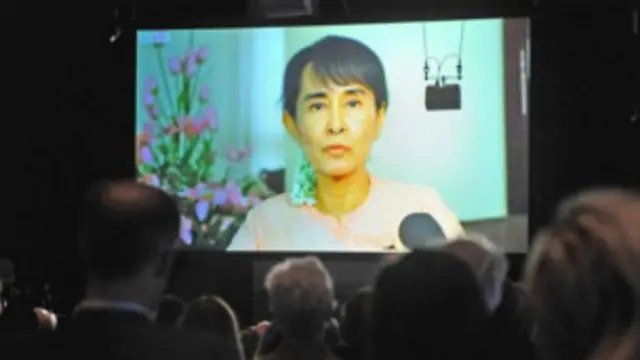 Аун Сан Су Чжи читает лекцию