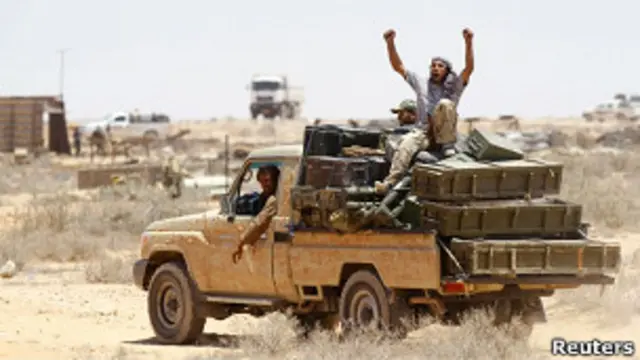 مسلحون معارضون ليبيون يسيطرون على ذخائر من قوات القذافي