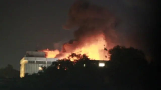 Api terlihat menjilat atap Hotel Intercontinental, Kabul usai diserang kelompok bersenjata.