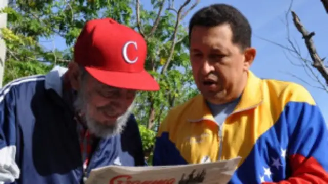 Televisi Kuba menampilkan Hugo Chavez tengah membaca koran bersama Fidel Castro.