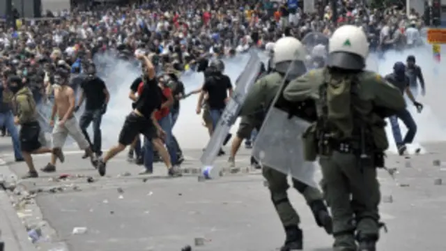 Polisi harus menembakkan gas air mata untuk membubarkan unjuk rasa.