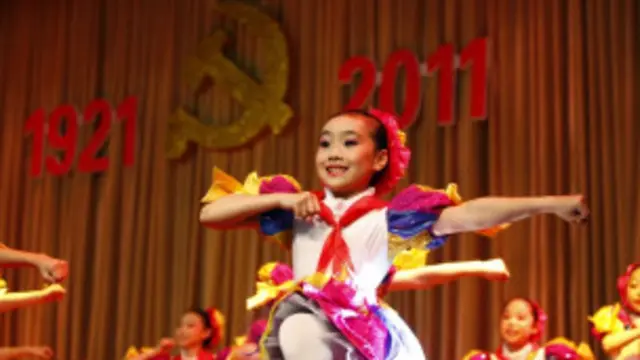 Penari cilik memeriahkan perayaan dirgahayu Partai Komunis Cina yang ke 90 tahun.